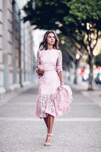 С чем носить розовое платье-футляр в 30 лет лето в деловом стиле: Розовое платье-футляр — прекрасный выбор, если ты хочешь составить лёгкий, но в то же время модный ансамбль. Вместе с этим нарядом чудесно смотрятся бежевые кожаные босоножки на каблуке. Как по нам, так это максимально комфортное и несложное сочетание для лета.