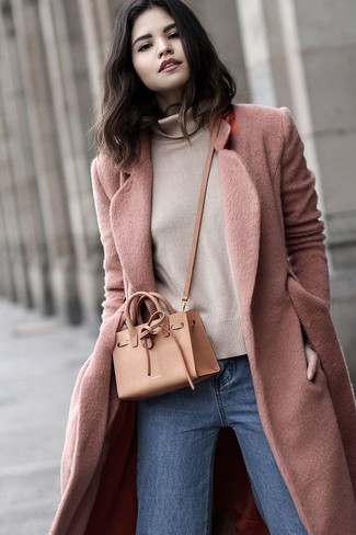 С чем носить светло-коричневую сумку через плечо в 20 лет в прохладную погоду: Такое простое и комфортное сочетание базовых вещей, как розовое пальто и светло-коричневая сумка через плечо, придется по душе женщинам, которые любят проводить дни в постоянном движении.