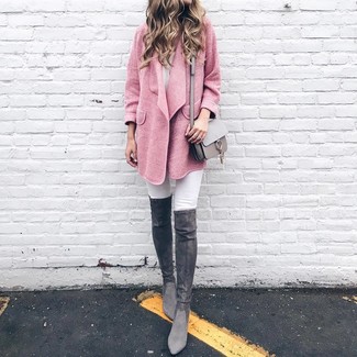 Модный лук: розовое пальто, белые джинсы скинни, темно-серые замшевые ботфорты, серая кожаная сумка через плечо