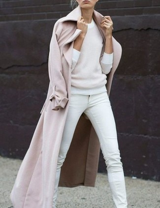С чем носить белые джинсы скинни в холод: Розовое пальто и белые джинсы скинни — идеальный образ для прогулки с подругами или похода по магазинам.