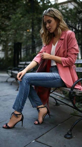 С чем носить ярко-розовое пальто дастер женщине: Согласись, сочетание ярко-розового пальто дастер и синих джинсов скинни смотрится бесподобно? В паре с этим нарядом наиболее выигрышно будут смотреться черные кожаные босоножки на каблуке.