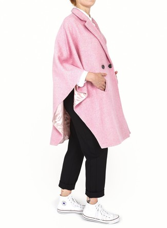 Женские луки: Розовое пальто-накидка и черные брюки чинос — must have вещи в арсенале любительниц непринужденного стиля. Ты сможешь легко приспособить такой наряд к повседневным реалиям, закончив его белыми высокими кедами из плотной ткани.