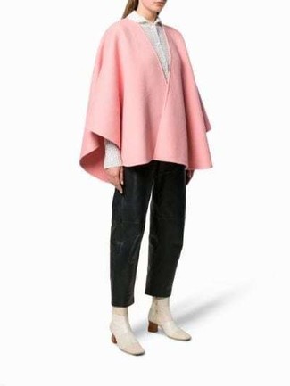 Женские луки: Когда не знаешь, в чем пойти на учебу или на работу, розовое пальто-накидка и черные кожаные широкие брюки — великолепный образ. В тандеме с этим луком наиболее гармонично смотрятся бежевые кожаные ботильоны.