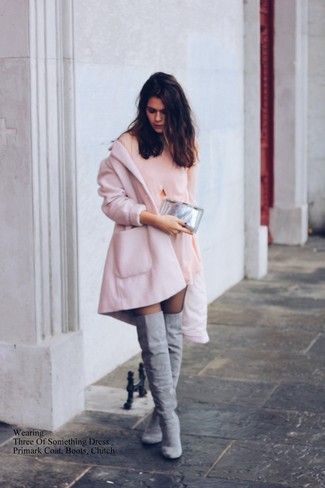 Модный лук: розовое пальто, розовое шелковое платье прямого кроя, серые замшевые ботфорты, серебряный клатч