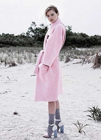С чем носить ярко-розовые кожаные босоножки на каблуке в холод: Розовое пальто — хороший выбор для создания лука в стиле business casual. В паре с этим ансамблем наиболее выгодно смотрятся ярко-розовые кожаные босоножки на каблуке.