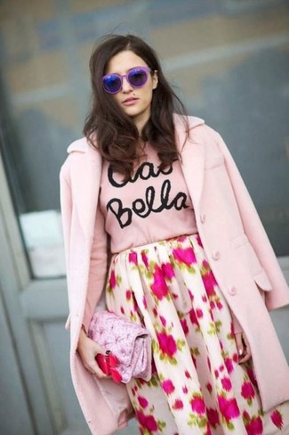 С чем носить ярко-розовый свитер женщине: Современным девчонкам, которые любят быть в курсе последних тенденций, рекомендуем взять на заметку это сочетание ярко-розового свитера и бело-ярко-розовой пышной юбки с цветочным принтом.