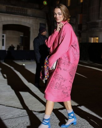С чем носить розовое пальто с принтом женщине: Розовое пальто с принтом — превосходная идея для простого, но модного ансамбля. Синие замшевые босоножки на каблуке органично дополнят этот ансамбль.