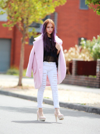 С чем носить белые джинсы скинни в теплую погоду в деловом стиле: Розовое пальто и белые джинсы скинни — отличный выбор, если ты ищешь лёгкий, но в то же время стильный лук. Вкупе с этим образом прекрасно выглядят бежевые кожаные туфли.
