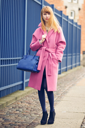 Какие ботильоны носить с ярко-розовым пальто в деловом стиле: Если не знаешь, в чем пойти на первое свидание, ярко-розовое пальто — великолепный выбор. В сочетании с этим ансамблем удачно смотрятся ботильоны.