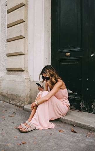 С чем носить розовое платье-макси лето: Современным девчонкам, которые хотят быть в курсе последних тенденций, рекомендуем взять на вооружение это сочетание розового платья-макси. Выбирая обувь, можно немного пофантазировать и завершить лук бежевыми кожаными сандалиями на плоской подошве. Нам кажется, это замечательный выбор для солнечной погоды.