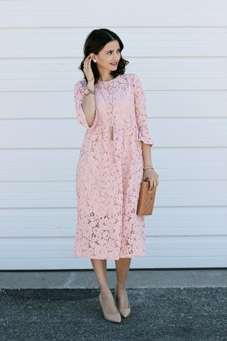 Модный лук: розовое кружевное платье прямого кроя, бежевые кожаные туфли, золотые часы, золотая подвеска