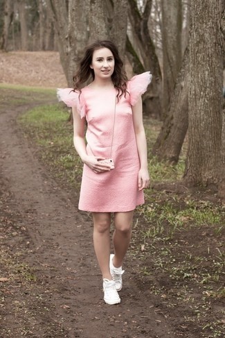 Модный лук: розовое платье прямого кроя, белые низкие кеды из плотной ткани