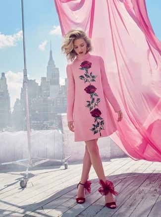 С чем носить ярко-розовое платье прямого кроя лето: Ярко-розовое платье прямого кроя будет классной идеей для расслабленного повседневного наряда. Вкупе с этим ансамблем чудесно выглядят темно-красные замшевые босоножки на каблуке. Нечего и говорить, такой наряд будет прекрасным выбором для жаркой погоды.