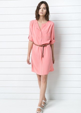 Модный лук: розовое платье-рубашка, белые кожаные сандалии на плоской подошве, коричневый кожаный плетеный ремень