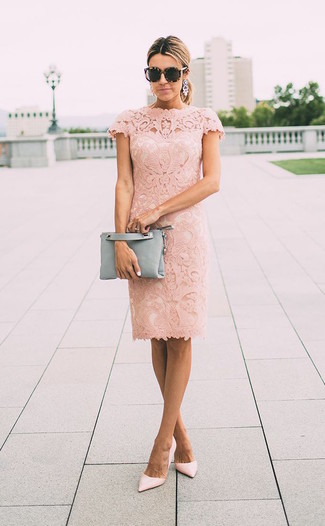 Розовое кружевное платье-футляр от Tufi Duek