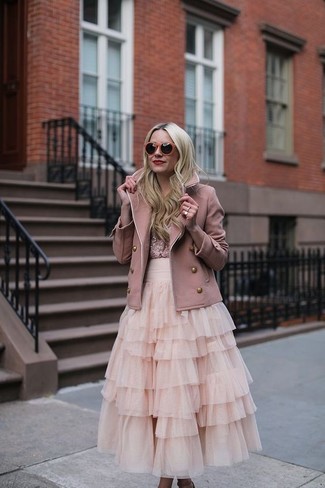 С чем носить розовое полупальто женщине в стиле смарт-кэжуал: Розовое полупальто и розовая юбка-миди в сеточку — неотъемлемые вещи в арсенале дамского пола с превосходным чувством стиля.