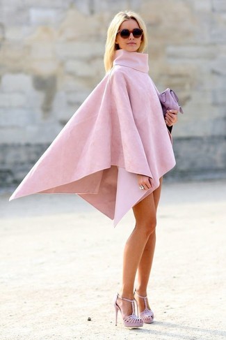 С чем носить темно-пурпурную сумку женщине: Если в одежде ты ценишь комфорт и практичность, розовое пончо и темно-пурпурная сумка — отличный вариант для привлекательного повседневного ансамбля. Очень кстати здесь смотрятся розовые кожаные босоножки на каблуке.