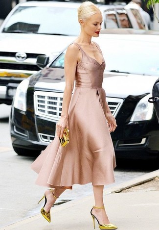 С чем носить зелено-желтую обувь в 20 лет в жару: Розовое сатиновое платье с пышной юбкой — идеальный вариант для светского мероприятия. В тандеме с этим ансамблем великолепно выглядят золотые кожаные туфли.