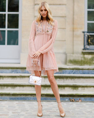 Модный лук: розовое свободное платье с вышивкой, светло-коричневые сатиновые туфли, серебряный кожаный клатч