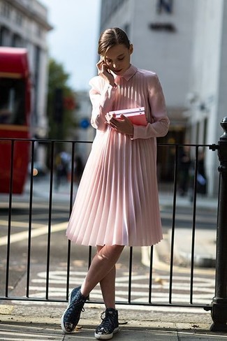 С чем носить розовый клатч в 30 лет в стиле кэжуал: Если ты любишь одеваться привлекательно и при этом чувствовать себя комфортно и нескованно, тебе стоит попробовать это сочетание розового свободного платья и розового клатча. Что до обуви, дополни наряд темно-синими высокими кедами.