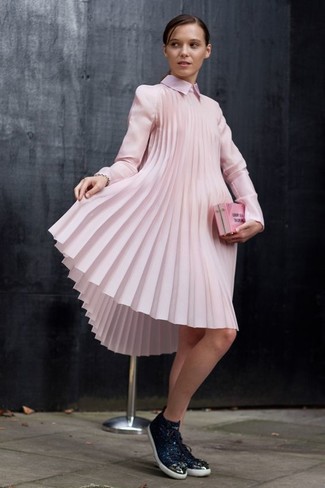 Розовое свободное платье