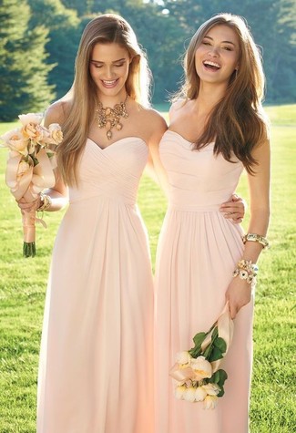 С чем носить золотой браслет: Розовое шифоновое вечернее платье и золотой браслет — отличный вариант для прогулки с подругами или шоппинга.