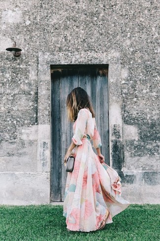 С чем носить ярко-розовое шифоновое платье-макси в 30 лет: Если ты ценишь комфорт и функциональность, ярко-розовое шифоновое платье-макси — прекрасный вариант для стильного образа на каждый день. Поклонницы смелых сочетаний могут дополнить лук коричневыми кожаными гладиаторами.