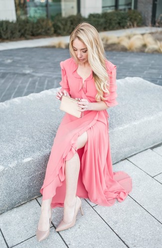 С чем носить туфли: Розовое шифоновое платье с запахом с рюшами будет классным вариантом для расслабленного образа на каждый день. Что до обуви, туфли — наиболее уместный вариант.