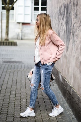 С чем носить синие рваные джинсы женщине: Если ты наметила себе насыщенный день, сочетание розового бомбера и синих рваных джинсов позволит составить комфортный лук в стиле кэжуал. Ты сможешь легко приспособить такой наряд к повседневным условиям городской жизни, надев белыми кроссовками.