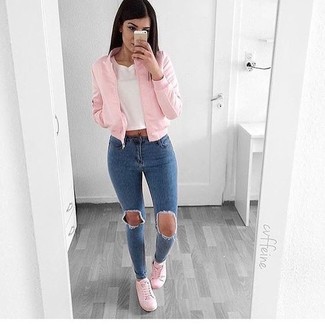 С чем носить розовый бомбер в 20 лет женщине: Если ты делаешь ставку на комфорт и функциональность, розовый бомбер и синие рваные джинсы скинни — замечательный выбор для модного повседневного наряда. Вместе с этим нарядом удачно смотрятся розовые низкие кеды.