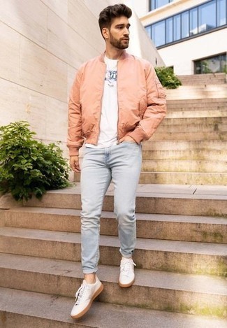 С чем носить розовый бомбер мужчине: Если у тебя на работе нет дресс-кода как такового, обрати внимание на это сочетание розового бомбера и голубых джинсов. В сочетании с этим образом органично смотрятся белые низкие кеды из плотной ткани.