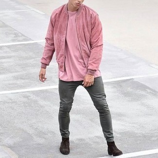 С чем носить ярко-розовый бомбер мужчине в теплую погоду в стиле смарт-кэжуал: Ярко-розовый бомбер и серые джинсы — хороший выбор, если ты ищешь расслабленный, но в то же время модный мужской лук. Не прочь сделать ансамбль немного элегантнее? Тогда в качестве обуви к этому образу, обрати внимание на темно-коричневые замшевые ботинки челси.