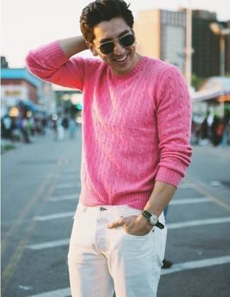 С чем носить ярко-розовый вязаный свитер мужчине в теплую погоду в стиле кэжуал: Для вечера в кино или кафе чудесно подойдет образ из ярко-розового вязаного свитера и белых джинсов.