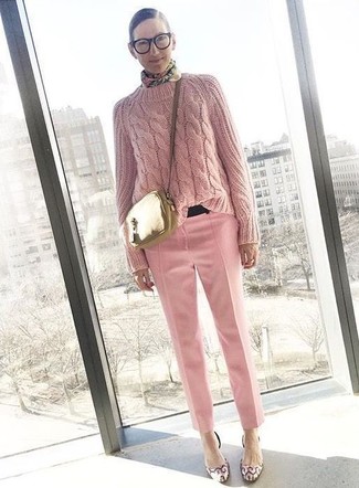 С чем носить горчичную сумку через плечо: Если в одежде ты делаешь ставку на комфорт и практичность, розовый вязаный свитер и горчичная сумка через плечо — хороший выбор для привлекательного повседневного образа. Розовые кожаные туфли станут отличным завершением твоего наряда.