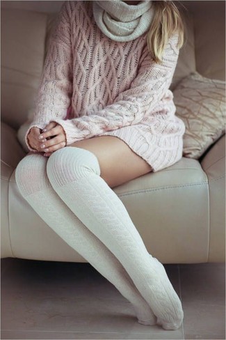 Модный лук: розовый вязаный свободный свитер, белые носки до колена, белый вязаный шарф