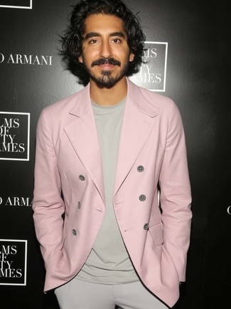 Как Dev Patel носит Розовый двубортный пиджак, Бежевая футболка с круглым вырезом, Бежевые классические брюки