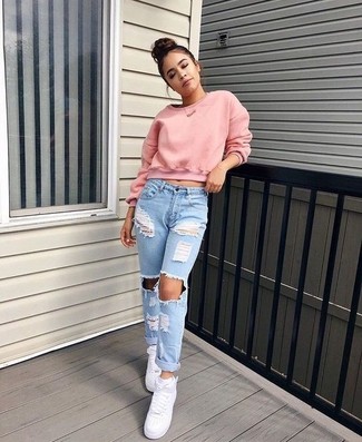 С чем носить розовый короткий свитер в 20 лет: Розовый короткий свитер и голубые рваные джинсы-бойфренды — выбор девчонок, которые никогда не сидят на месте. В паре с этим образом наиболее уместно выглядят белые кожаные высокие кеды.