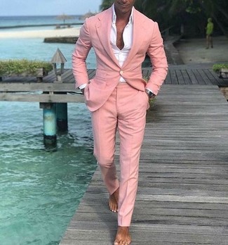 Модный лук: розовый костюм, белая классическая рубашка