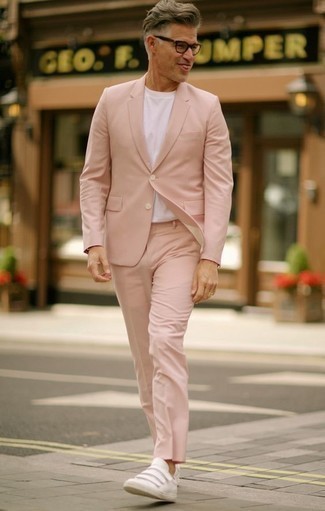 С чем носить розовый костюм: Когда не знаешь, в чем пойти на свидание вечером, розовый костюм и белая футболка с круглым вырезом — отличный вариант. Закончив ансамбль белыми кожаными низкими кедами, можно привнести в него немного беззаботства.