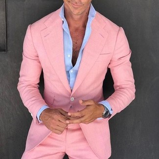 Модный лук: розовый костюм, голубая классическая рубашка, серебряные часы