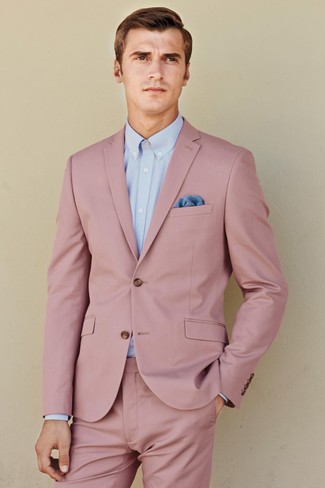 С чем носить синий нагрудный платок в деловом стиле: Образ из розового костюма и синего нагрудного платка — образец современного стиля в большом городе.