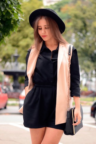 С чем носить шерстяную шляпу женщине в стиле смарт-кэжуал: Если в одежде ты делаешь ставку на комфорт и практичность, розовый пиджак без рукавов и шерстяная шляпа — превосходный выбор для стильного повседневного образа.