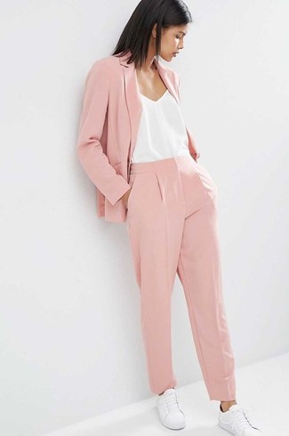 Как носить белую шелковую майку с розовым пиджаком в 20 лет женщине: Сочетание розового пиджака и белой шелковой майки выглядит очень красиво, согласна? Ты можешь легко приспособить такой лук к повседневным делам, надев белыми кожаными низкими кедами.