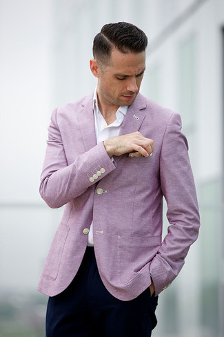 Как носить розовый пиджак с темно-синими брюками чинос в 30 лет: Розовый пиджак в паре с темно-синими брюками чинос безусловно будет привлекать внимание красивых барышень.