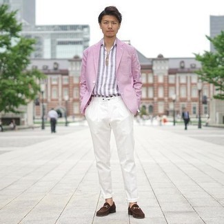 Модный лук: розовый пиджак, белая льняная рубашка с коротким рукавом в вертикальную полоску, белые брюки чинос, темно-коричневые замшевые лоферы