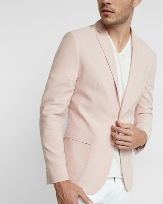 С чем носить белые брюки в 20 лет мужчине в стиле смарт-кэжуал: Сочетание розового пиджака и белых брюк позволит составить модный, но в то же время мужественный образ.