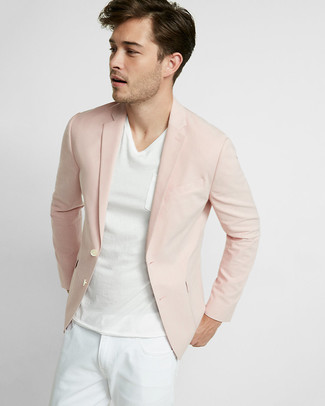 С чем носить ярко-розовый пиджак мужчине лето в стиле кэжуал: Ярко-розовый пиджак и белые джинсы — обязательные вещи в гардеробе мужчин с чувством стиля. Хорошо помнить о таком сочетании, особенно в жаркий летний день.