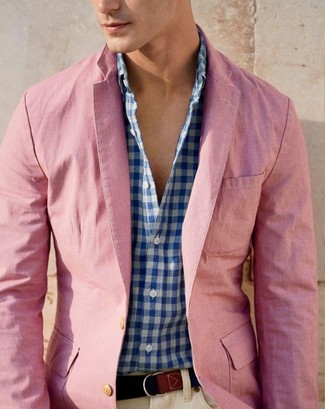 Модный лук: розовый пиджак, бело-синяя рубашка с длинным рукавом в мелкую клетку, бежевые брюки чинос, темно-коричневый ремень из плотной ткани
