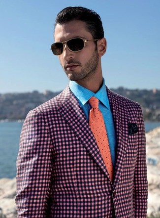 С чем носить горчичный галстук мужчине: Комбо из розового пиджака в мелкую клетку и горчичного галстука позволит воплотить элегантный мужской стиль.