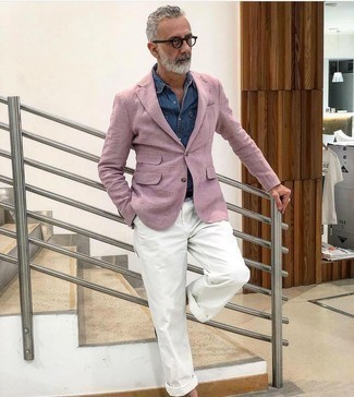 Модный лук: розовый пиджак, синяя рубашка с длинным рукавом из шамбре, белые брюки чинос, прозрачные солнцезащитные очки